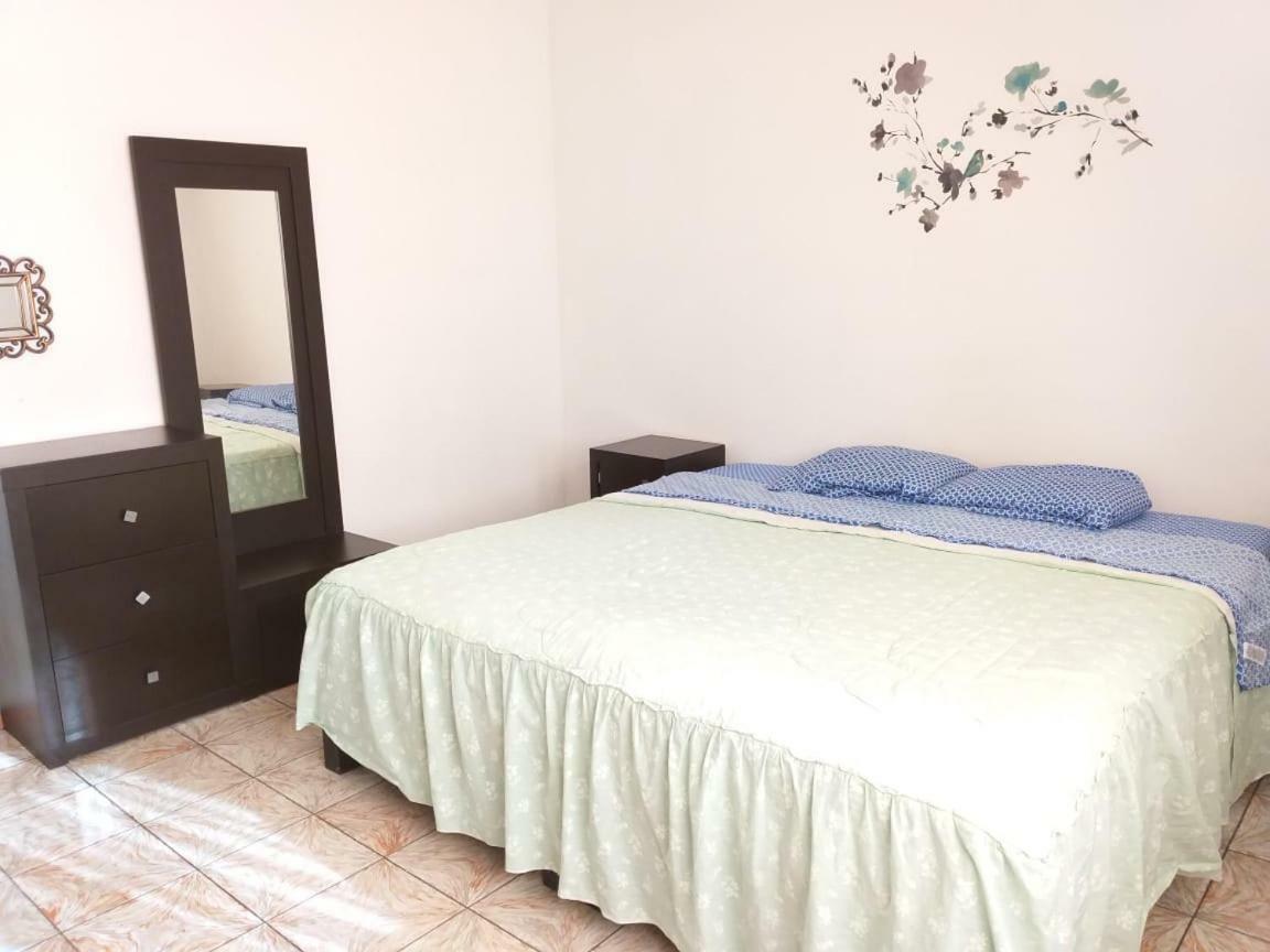 Julio House Hostel León Zewnętrze zdjęcie